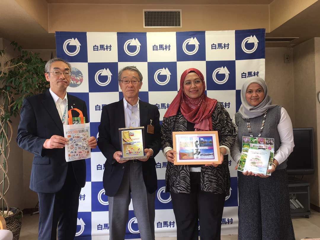 Puan Noorul Ashikin Mohd Din (second from right) with representatives from Hakuba Goryo.JPG image
