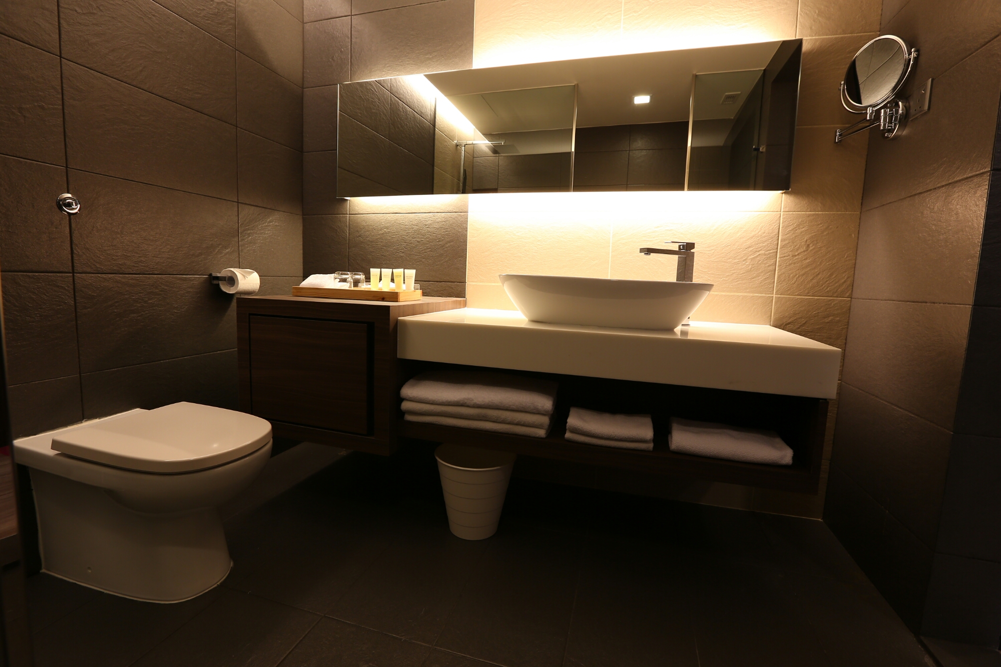Deluxe Bathroom 2.JPG image